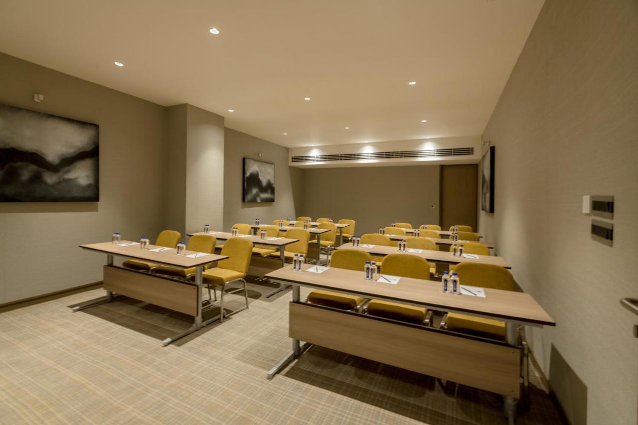 Wyndham Ahmedabad Shela Hotel Exterior foto