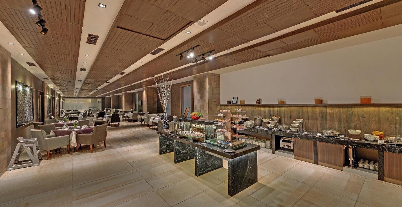 Wyndham Ahmedabad Shela Hotel Exterior foto