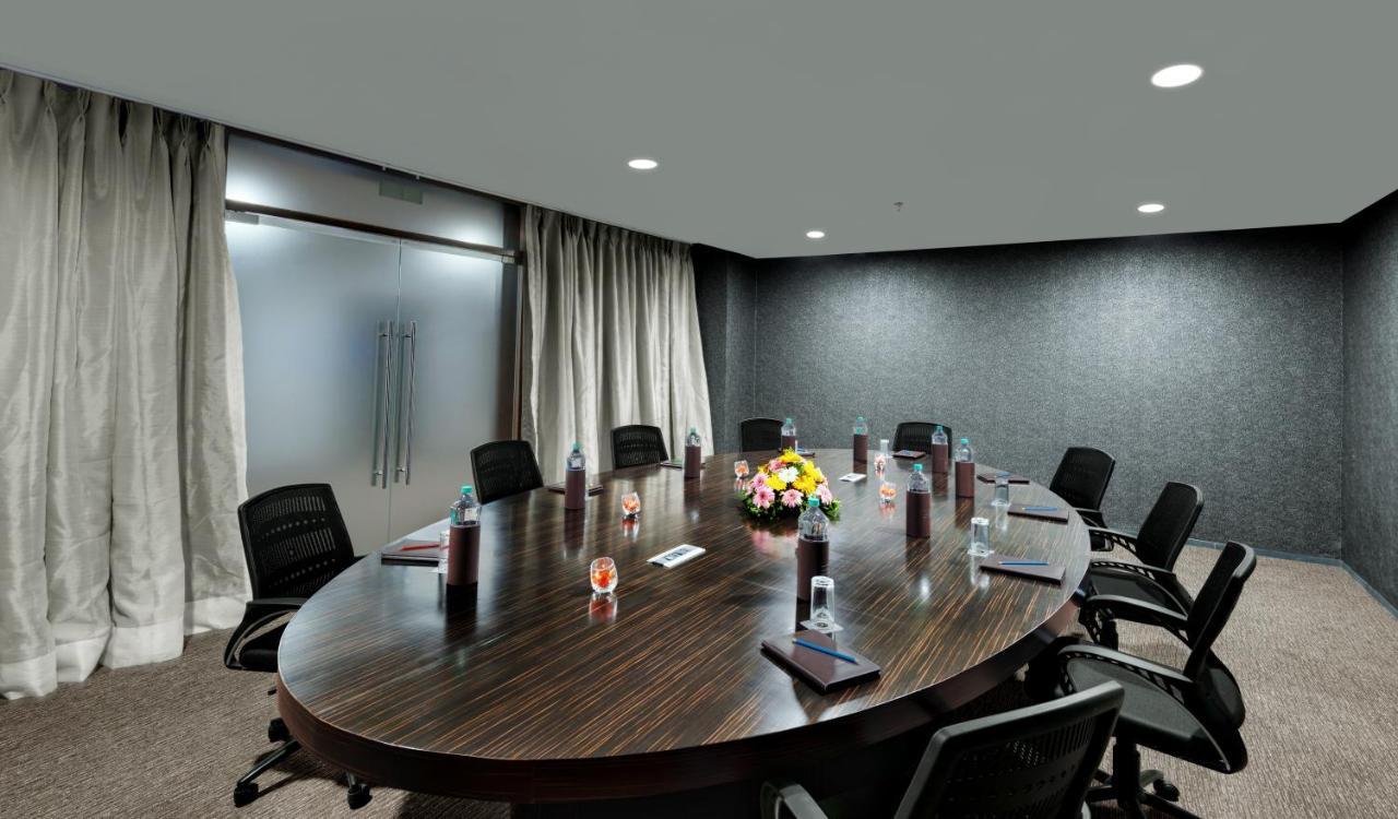 Wyndham Ahmedabad Shela Hotel Exterior foto