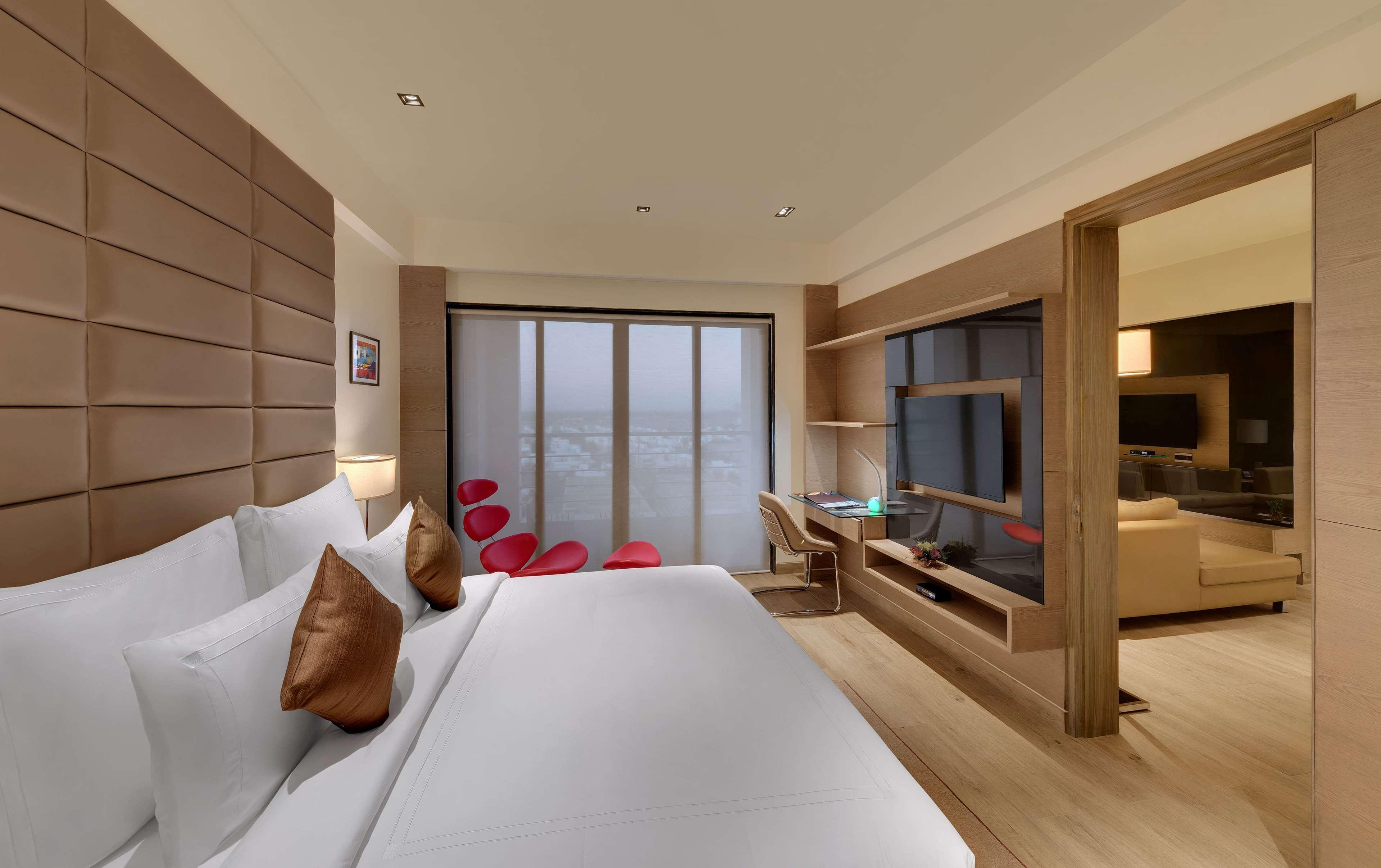 Wyndham Ahmedabad Shela Hotel Exterior foto