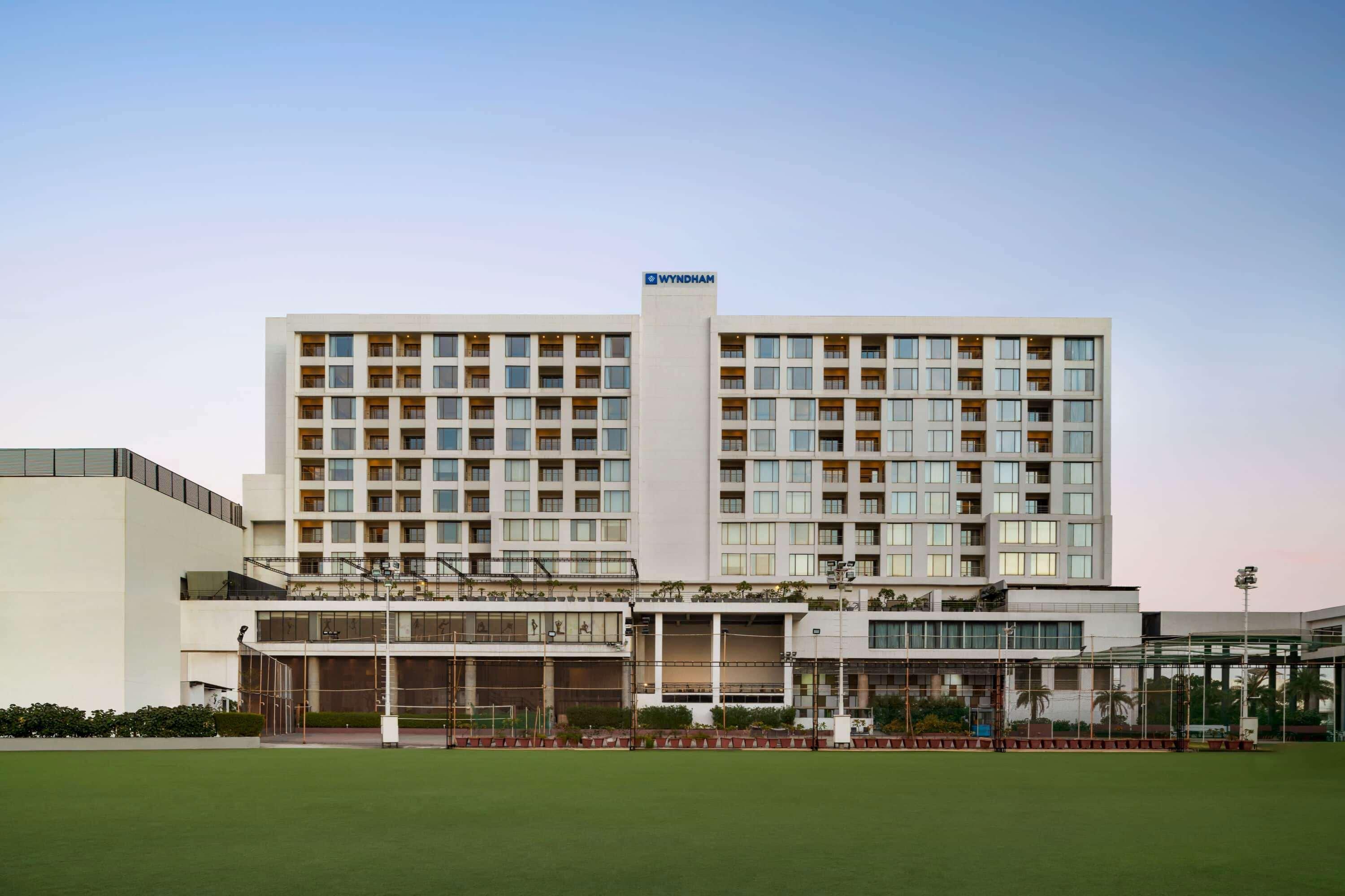 Wyndham Ahmedabad Shela Hotel Exterior foto